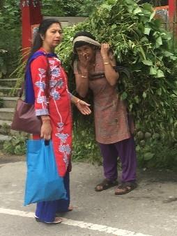 deux femmes de communautés différentes à pondichery