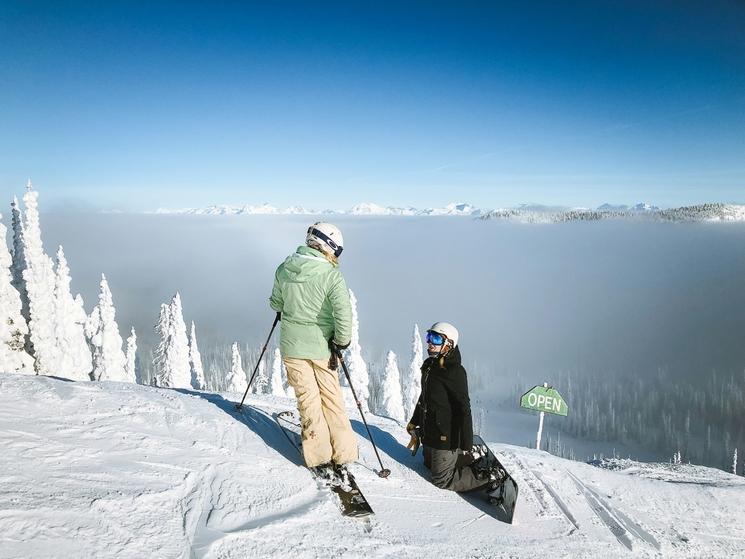 deux skieurs sur les pistes