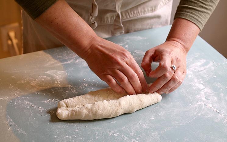 diane-helentjaris femme pétrissant de la pâte