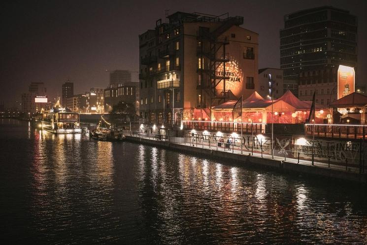 Bords de la Spree à Berlin la nuit.