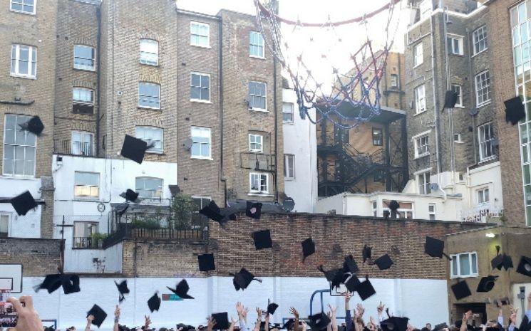 diplôme jeté chapeaux