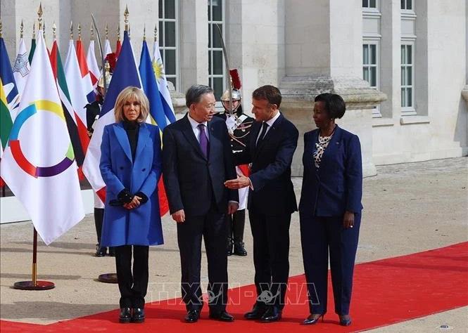 dirigeant To Lam a été accueilli par le président français, Emmanuel Macron et la secrétaire générale de la Francophonie