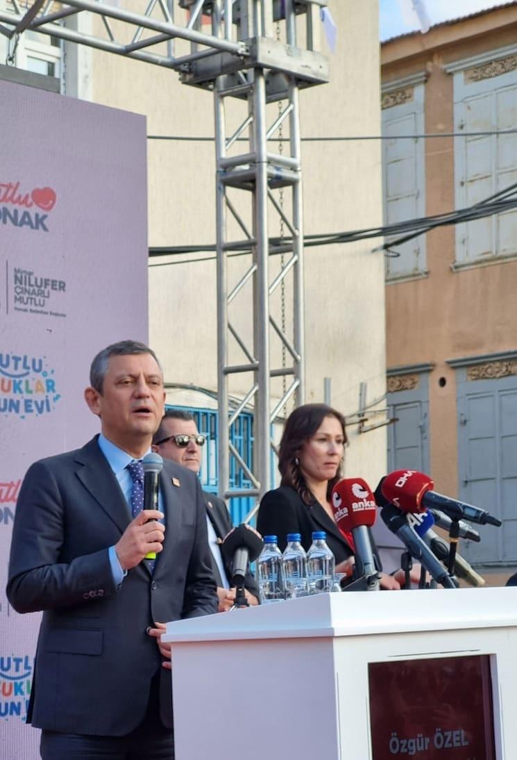 Özgür Özel, leader du CHP, prenant la parole lors de l’inauguration de la 11ᵉ crèche gratuite à Konak, Izmir.