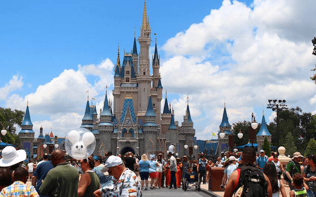Des visiteurs devant le château de Cendrillon à Disney, Orlando