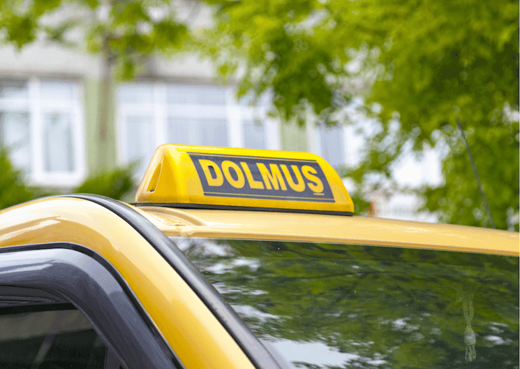 Panneau dolmuş sur un véhicule de transport collectif à Istanbul