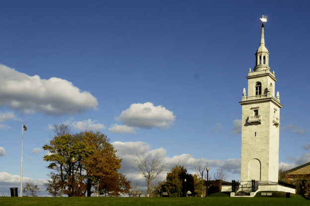 Le soir du 4 mars 1776, George Washington ordonna à ses hommes d'emporter des canons jusqu'aux hauteurs de Dorchester puis d'ouvrir le feu sur les Britanniques. Crédit : Jameslwoodward. CC BY-SA 3.0.