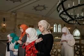 women praing in mosque