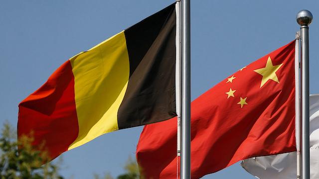 Les drapeaux de la Chine et de la Belgique