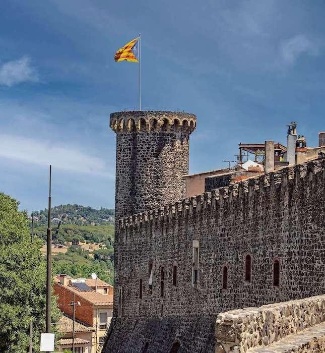 un chateau fort avec le drapeau valencien la Real Senyera
