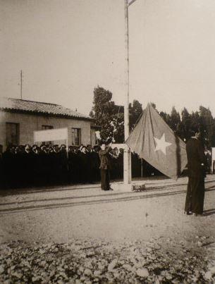 1945 : les couleurs de la République Démocratique du Vietnam sont hissées dans un camp de travailleurs