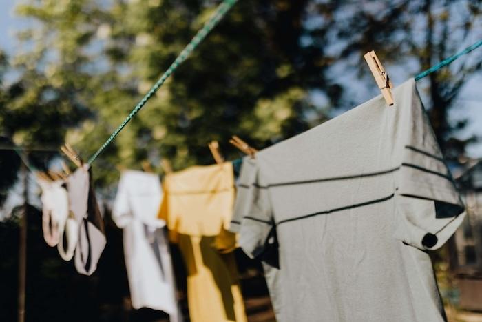 pines à linge sur fil avec t shirts