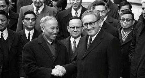 Le Duc Tho serrant la main d’Henry Kissinger