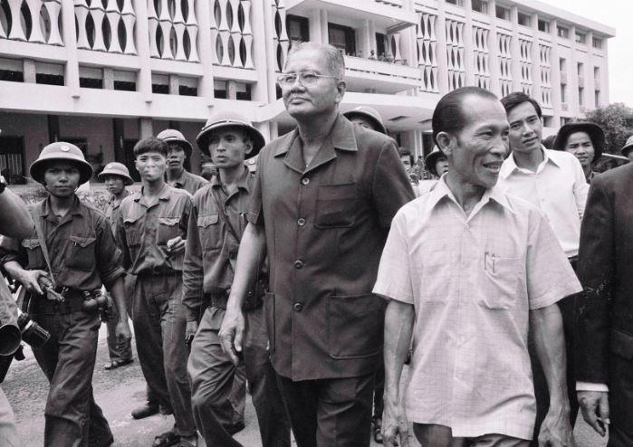 Duong Van Minh, à sa sortie du palais