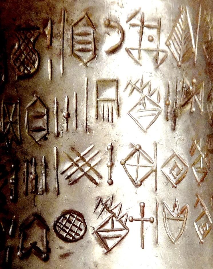 Un objet antiques avec des inscriptions en élamite linéaire, écriture vieille de 4400 ans déchiffrée par le Français François Desset