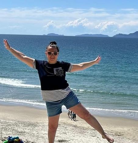 pascale sur la plage sable blanc ciel bleu