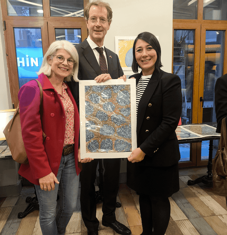 Le consul général des Pays-Bas à Istanbul découvrant une œuvre lors de l’exposition solidaire Ebru Life.