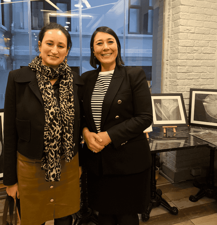 La consule générale de France à Istanbul aux côtés d’Elmas lors de l’exposition Ebru Life.