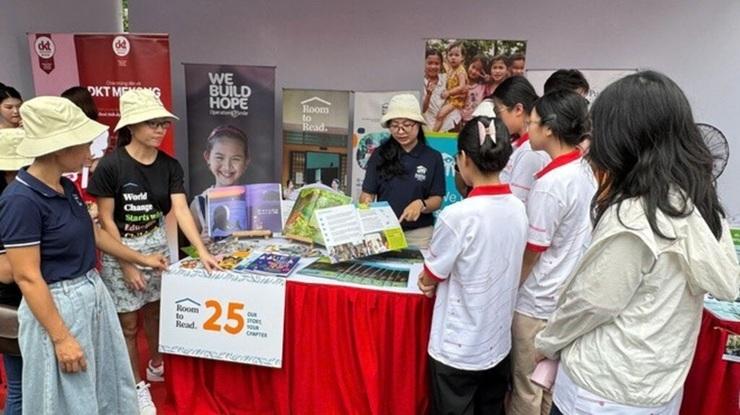 Échanges communautaires au festival.