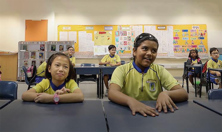 Enfants en uniforme dans une école de Singapour