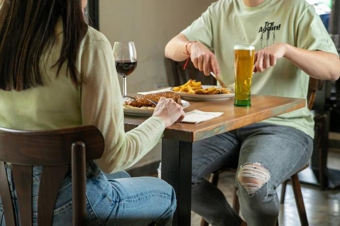 deux personnes en train de mager à une table du restaurant El Miracle à Valence