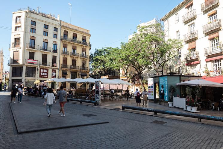 Une place avec des arbres dans le quartier du carmen à Valencia