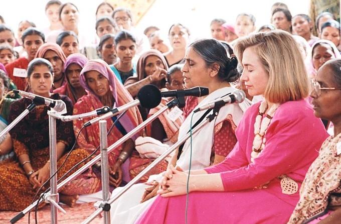 Ela Bhatt avec Hillary Clinton en 1995 en Inde