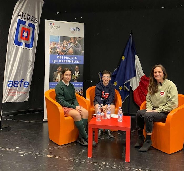 Elise Pons en pleine interview par les "jeunes reporters" du lycée français de Bilbao