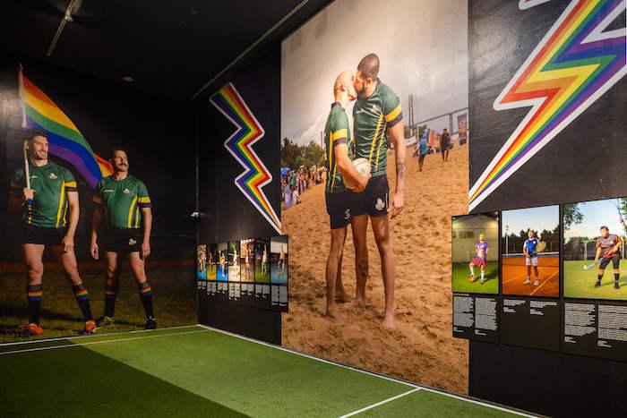 Salle d'exposition Sport Friendly des photos LGBT dEmilien Buffard au cccc à Valencia