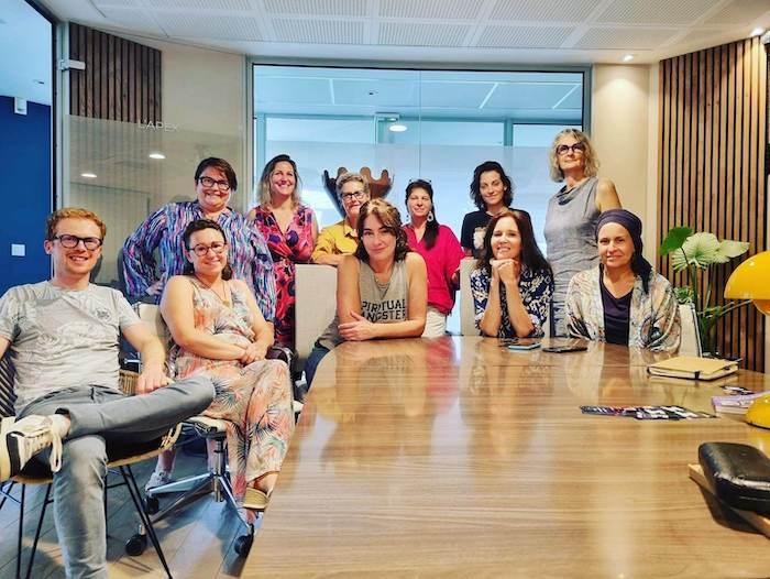 L'écrivaine Emmanuelle Jappert et ses élèves auteurs lors d'un atelier d'écriture