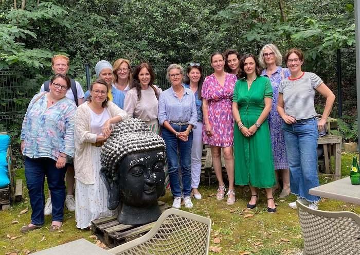 La coach littéraire Emmanuelle Jappert avec ses élèves lors d'un stage pour apprendre à écrire des romans