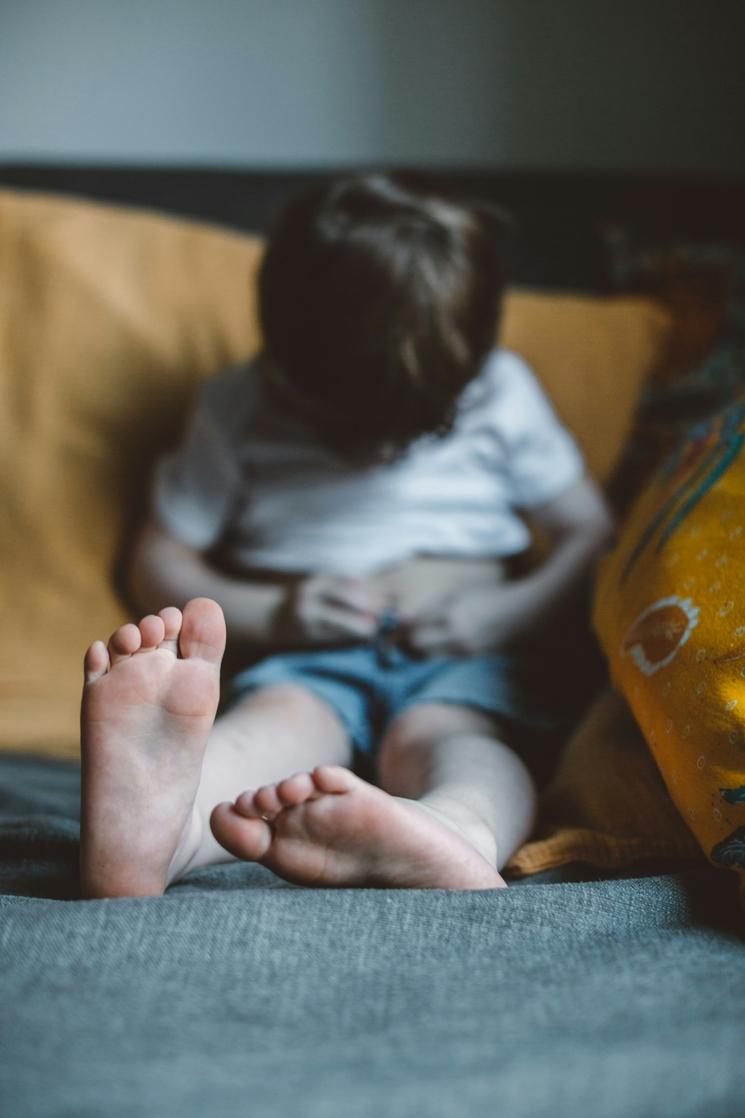 un enfant victime de violence à l'étranger