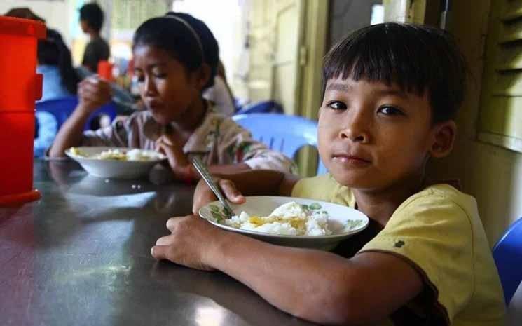 Enfants cambodgiens en train de manger