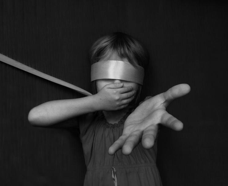 un enfant en danger à l'étranger