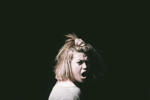 une enfant se met en colère car elle est hypersensible