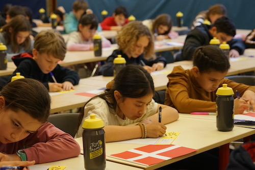 les enfants concentrés pendant la dictée