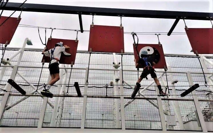 enfants faisant de l'accrobranche sur le pont du bateau