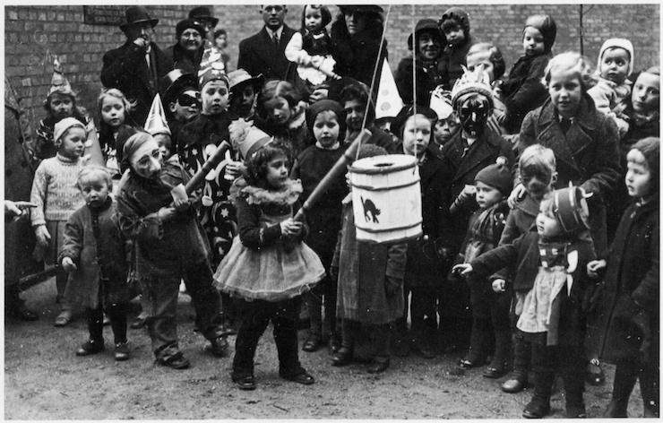 des enfants fêtent Fastelavn au Danemark en 1937