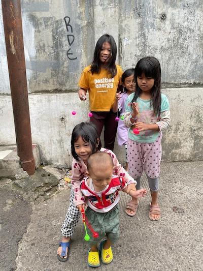 enfants jouant au lato lato