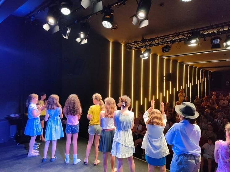 des enfants sur scène de théâtre