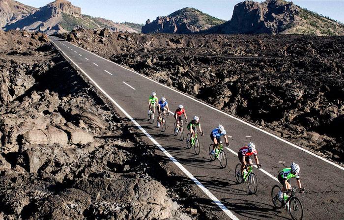 entrainement des cyclistes sur la route du Teide aux Canaries