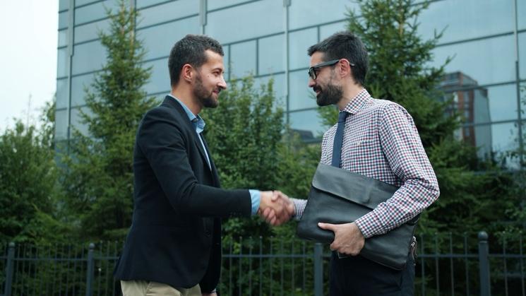 deux hommes se serrent la main