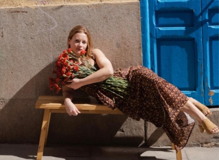 femme allongée avec fleurs