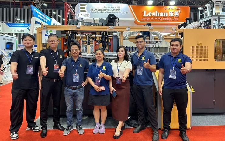 Représentants de l’entreprise E-Print&Pack lors de l’exposition VietnamPLAS