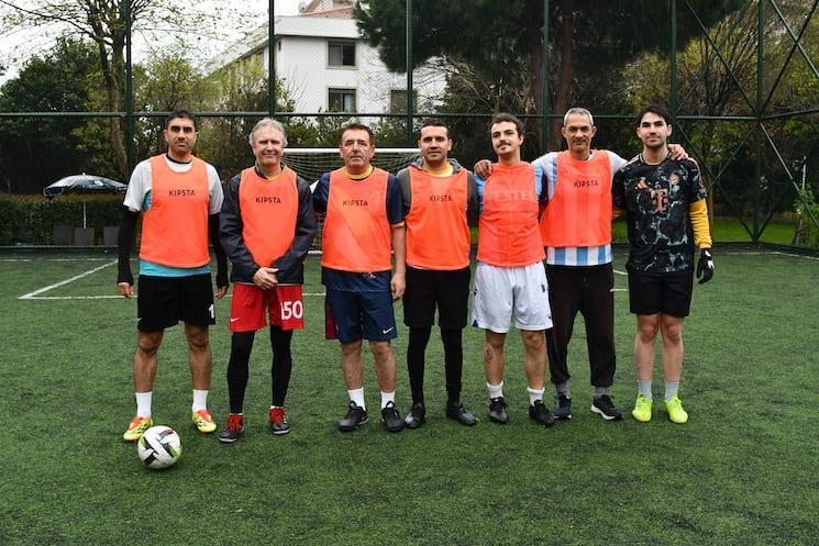 Équipe d’enseignants portant des chasubles orange lors du match caritatif Francobut 2025 à Istanbul.