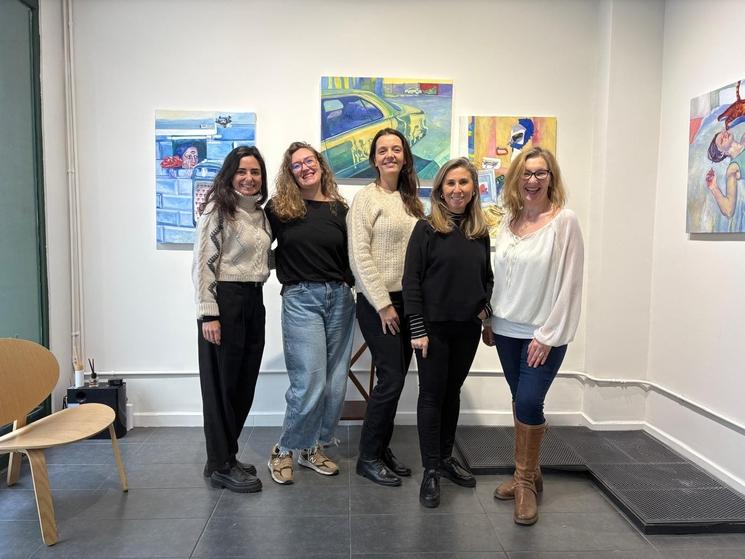 Photo de l’équipe organisatrice du Printemps Des Artistes 2025 à Istanbul devant des œuvres exposées