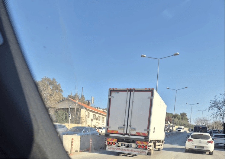 Camion en Turquie portant un slogan populaire illustrant la figure du « erkek adam » et les représentations de la masculinité dans la culture turque