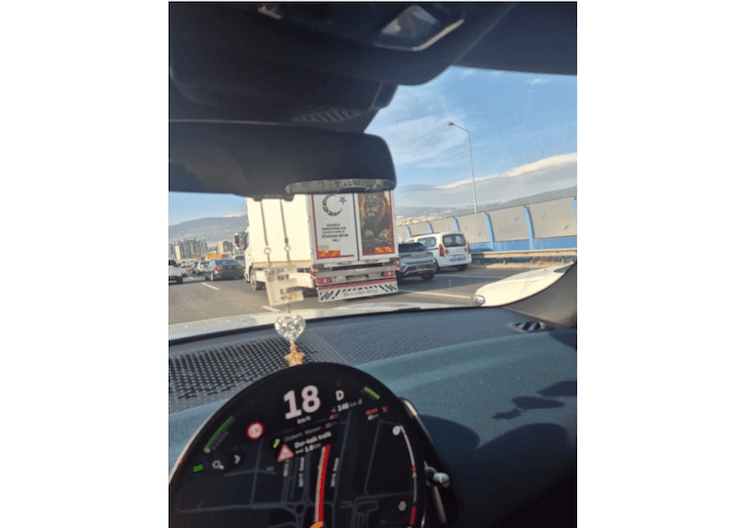Camion portant un slogan populaire en Turquie illustrant la figure du « erkek adam » et les représentations de la masculinité dans la culture turque
