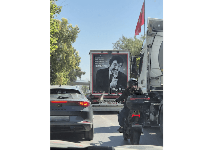 Camion en Turquie affichant un slogan populaire associé à la figure du « erkek adam », entre destin, résilience et masculinité dans la culture turque