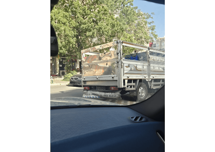 Slogan affiché à l’arrière d’un camion en Turquie évoquant la méfiance envers les manipulations sociales et la figure du « erkek adam »