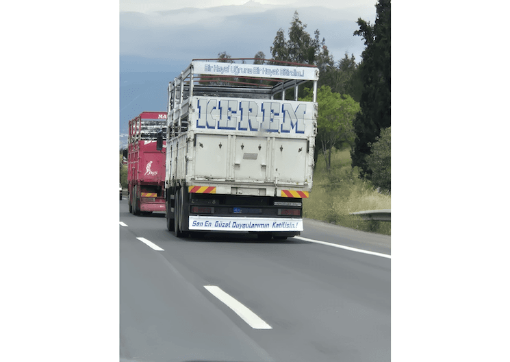Slogan affiché à l’arrière d’un camion en Turquie évoquant l’amour, la rupture et les représentations masculines dans la culture populaire turque